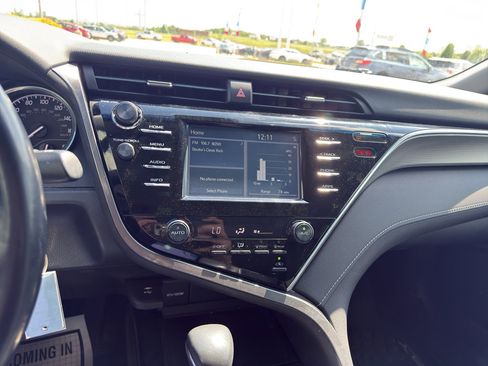 Used 2018 Toyota Camry SE FWD image 16