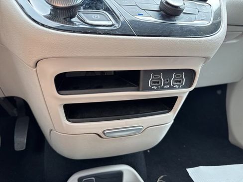 Used 2022 Chrysler Voyager LX image 28