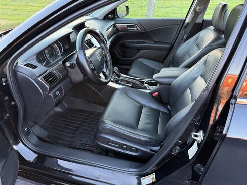 Used 2016 Honda Accord Touring image 9