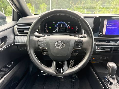 Used 2025 Toyota Camry SE FWD image 19