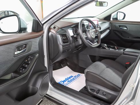 Used 2023 Nissan Rogue SV FWD image 3