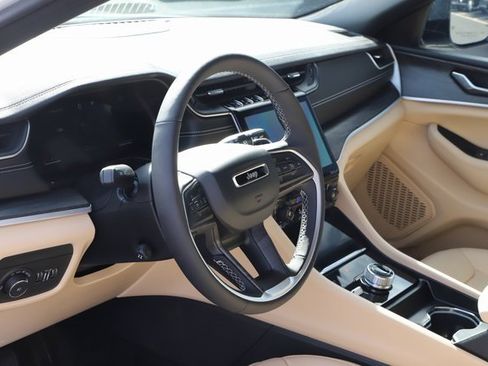 Used 2025 Jeep Grand Cherokee L Limited w/ Luxury Tech Group II image 10