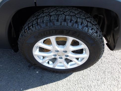 Used 2017 Jeep Cherokee Latitude w/ Comfort/Convenience Group AWD/4WD image 24