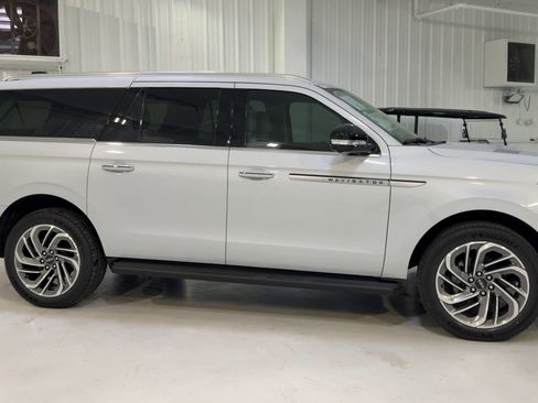 New 2026 Lincoln Navigator L Premier AWD/4WD image 3