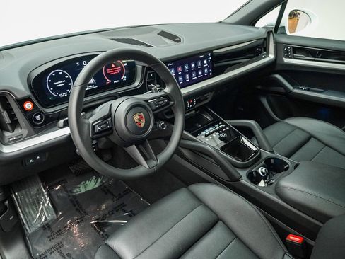Used 2025 Porsche Cayenne image 5