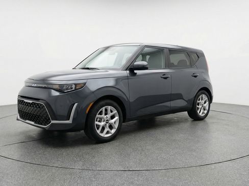 Used 2025 Kia Soul LX w/ LX Technology Package image 2