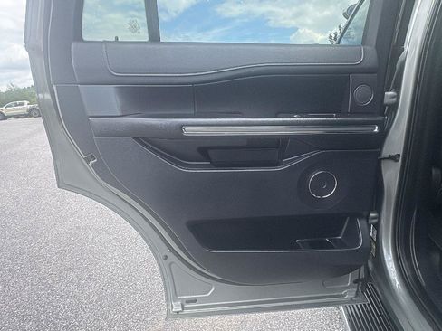 Used 2019 Ford Expedition XLT w/ Equipment Group 202A AWD/4WD image 18