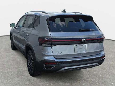 New 2026 Volkswagen Taos SE FWD image 7
