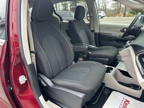 Used 2022 Chrysler Voyager LX image 14