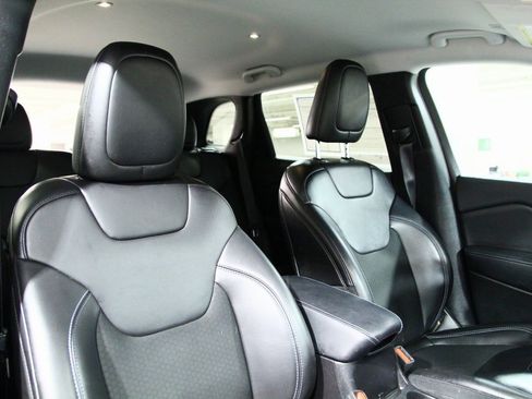 Used 2019 Jeep Cherokee Latitude Plus w/ Cold Weather Group image 24