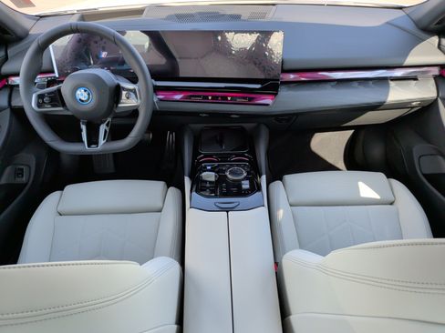 Used 2027 BMW i5 eDrive40 w/ M Sport Package RWD image 35