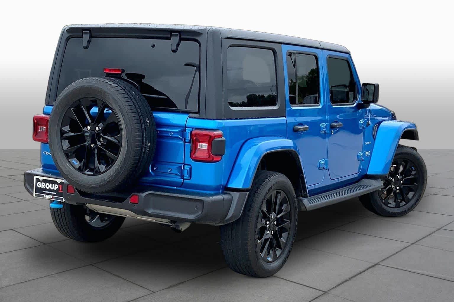 Used 2023 Jeep Wrangler Unlimited Sahara w/ Cold Weather Group AWD/4WD image 12