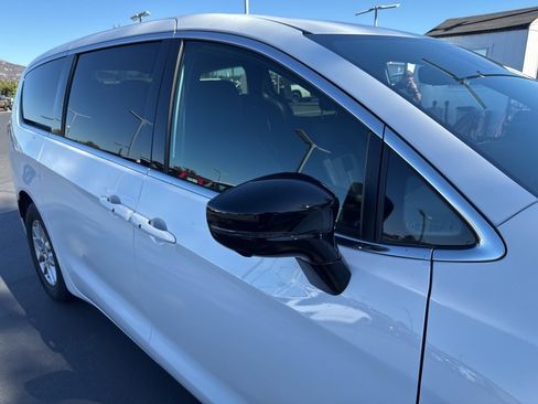 New 2026 Chrysler Pacifica Select image 5