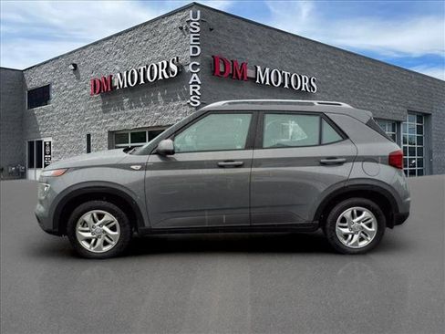 Used 2020 Hyundai Venue SEL image 2