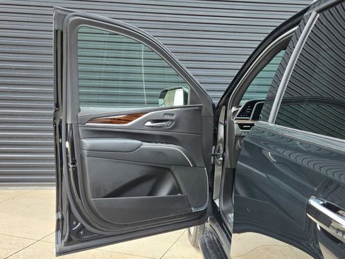 Used 2023 Cadillac Escalade Premium Luxury AWD/4WD image 6