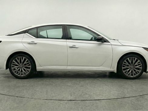 Used 2025 Nissan Altima 2.5 SV FWD image 11