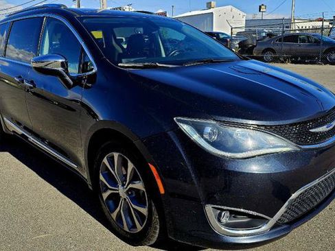 Used 2019 Chrysler Pacifica Limited FWD image 3