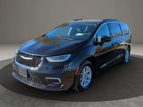 Used 2022 Chrysler Pacifica Touring-L FWD image 2