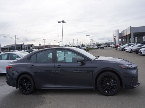 Used 2025 Toyota Camry SE w/ Convenience Package image 4