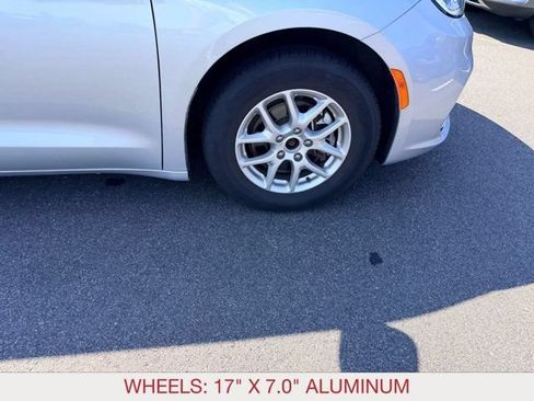 Certified 2024 Chrysler Pacifica Touring-L FWD image 8
