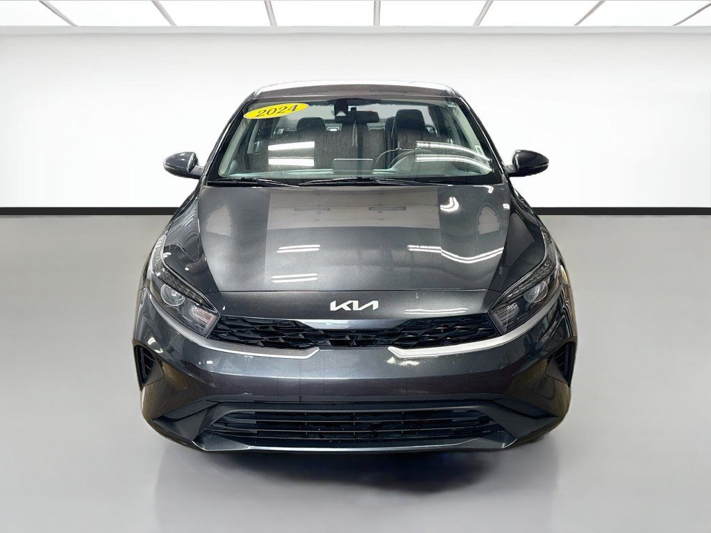 Used 2024 Kia Forte LXS w/ LXS Technology Package FWD image 2