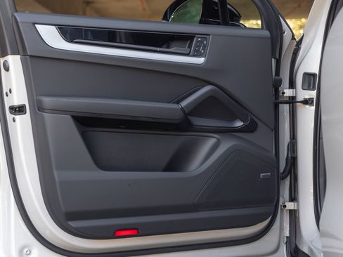 Certified 2025 Porsche Cayenne AWD/4WD image 21