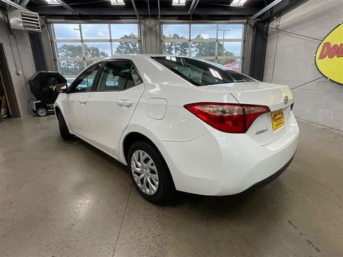 Used 2018 Toyota Corolla LE FWD image 3