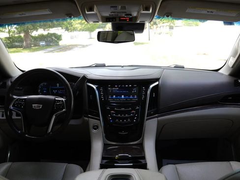 Used 2017 Cadillac Escalade Luxury RWD image 10