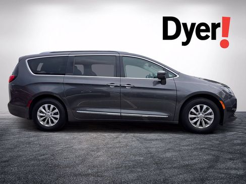 Used 2019 Chrysler Pacifica Touring-L FWD image 2