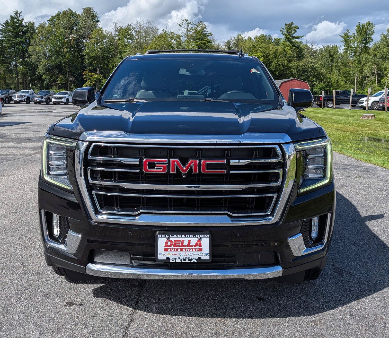 Used 2022 GMC Yukon XL SLT w/ SLT Premium Package AWD/4WD image 2