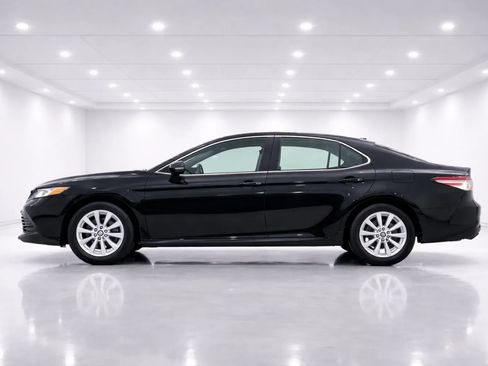 Used 2019 Toyota Camry LE FWD image 2