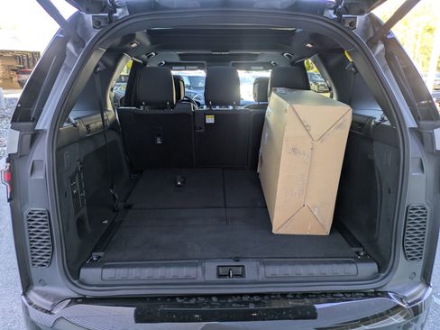 Used 2024 Land Rover Discovery Dynamic SE image 31