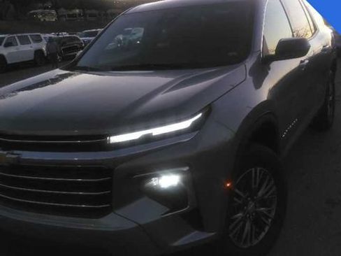 Used 2025 Chevrolet Traverse LT AWD/4WD image 2