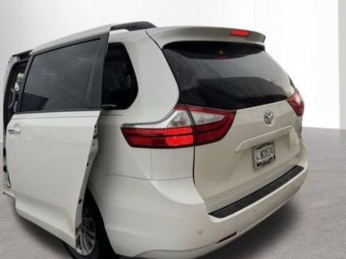 Used 2017 Toyota Sienna XLE Premium FWD image 13