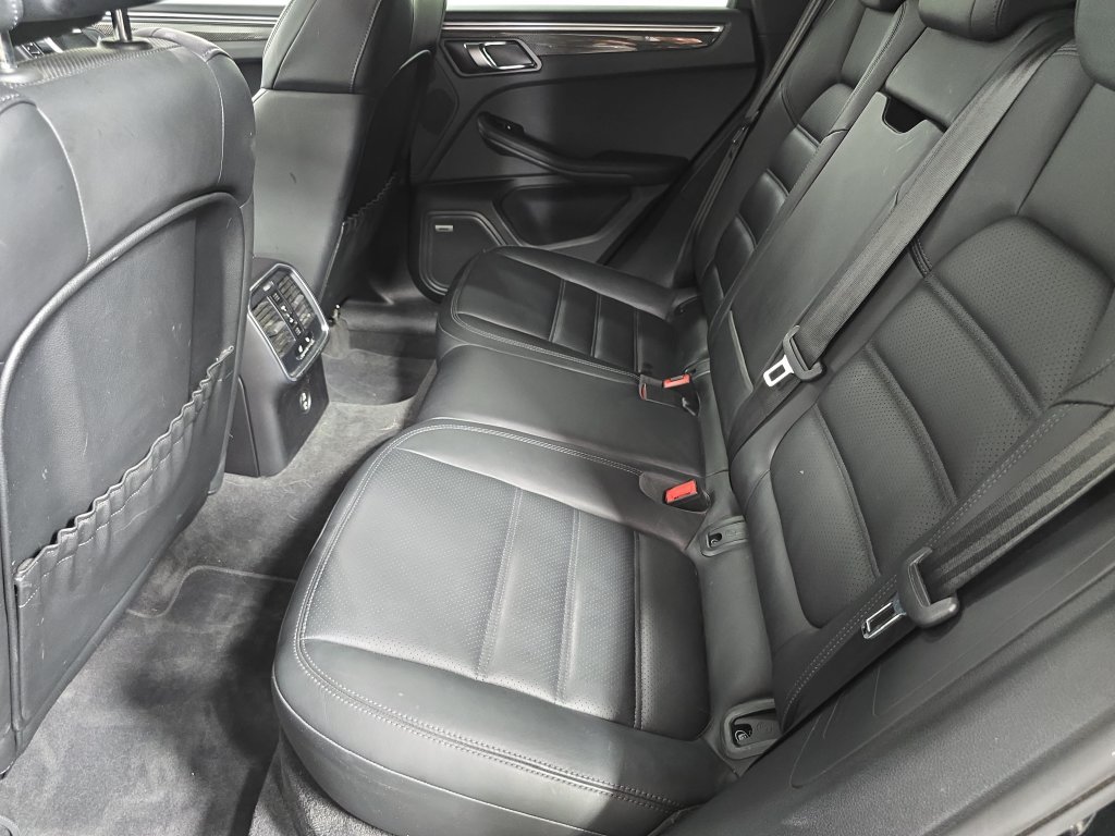 Used 2021 Porsche Macan Turbo AWD/4WD image 24