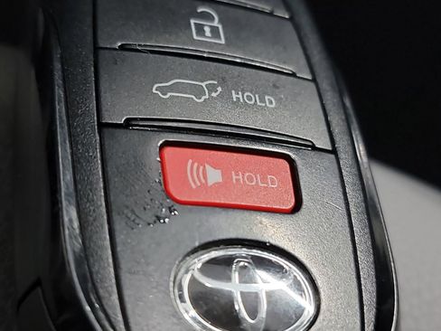 Used 2024 Toyota Highlander XLE image 32