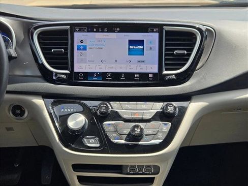 Used 2023 Chrysler Pacifica Touring-L FWD image 14