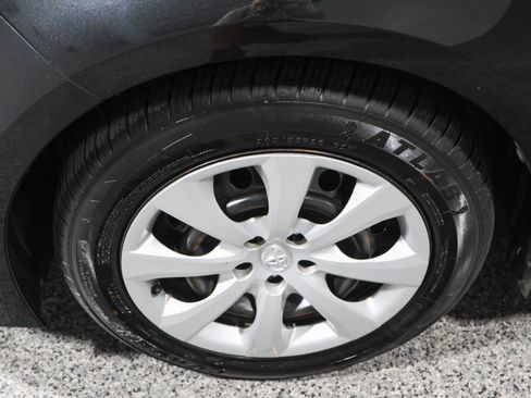 Used 2021 Toyota Corolla LE FWD image 11