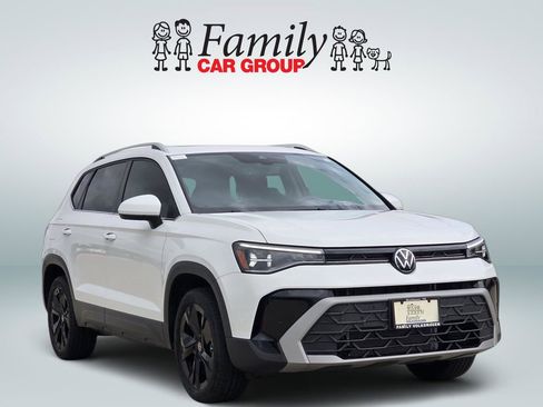 Used 2025 Volkswagen Taos SE image 2