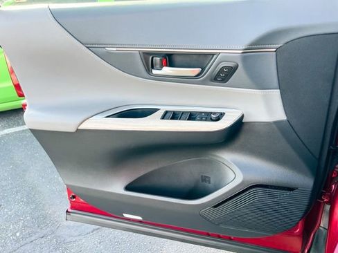 Used 2021 Toyota Venza XLE image 19