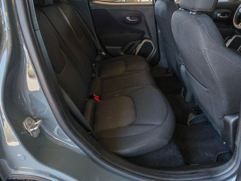 Used 2017 Jeep Renegade Latitude FWD image 28