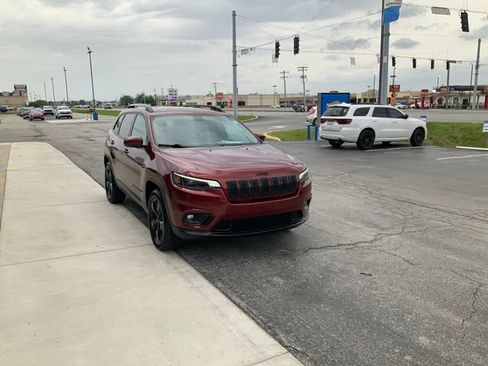 Used 2020 Jeep Cherokee Latitude Plus AWD/4WD image 4