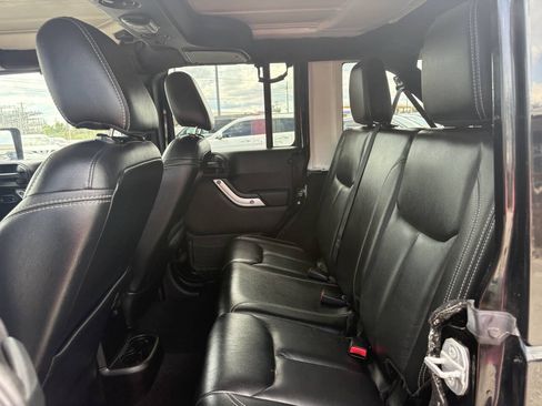 Used 2015 Jeep Wrangler Unlimited Sahara w/ Connectivity Group AWD/4WD image 11