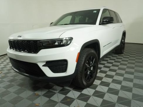 Used 2025 Jeep Grand Cherokee Altitude RWD image 3