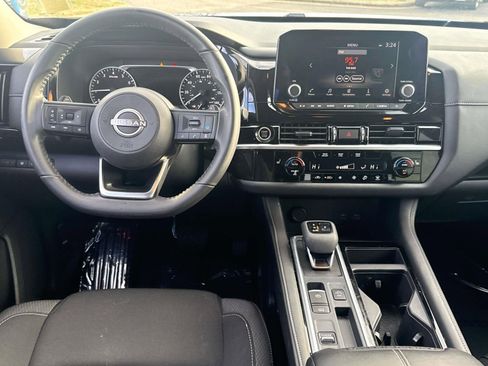 Used 2024 Nissan Pathfinder SV w/ SV Premium Package image 10