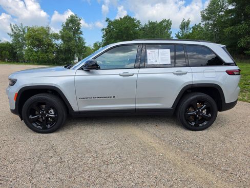 Used 2023 Jeep Grand Cherokee Altitude AWD/4WD image 2