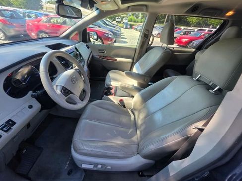 Used 2013 Toyota Sienna XLE FWD image 12
