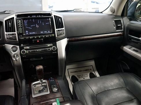Used 2013 Toyota Land Cruiser image 14