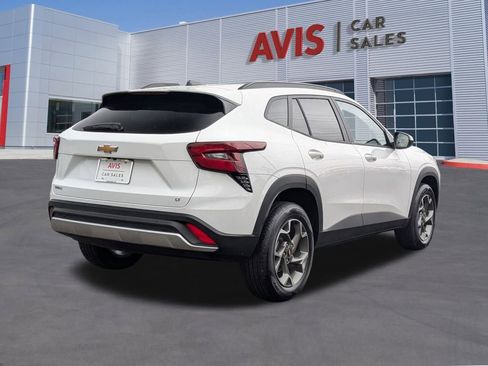 Used 2025 Chevrolet Trax LT w/ LT Convenience Package image 6