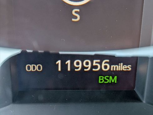 Used 2018 Toyota Highlander XLE FWD image 16